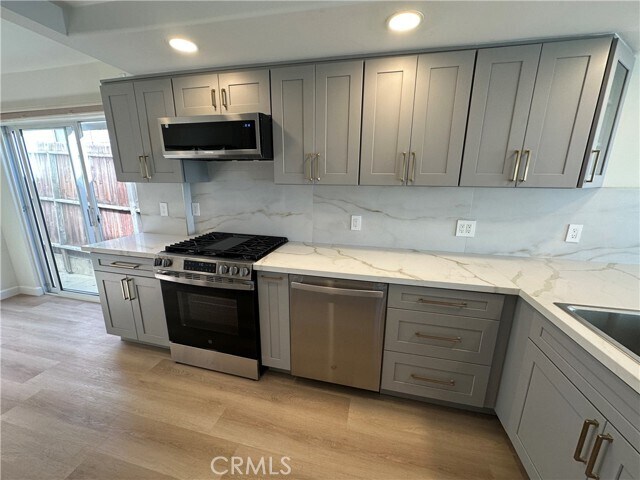 Building Photo - 934 Manhattan Ave