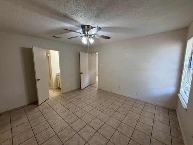Building Photo - 2 bedroom 1 bathroom Duplex in 76015
