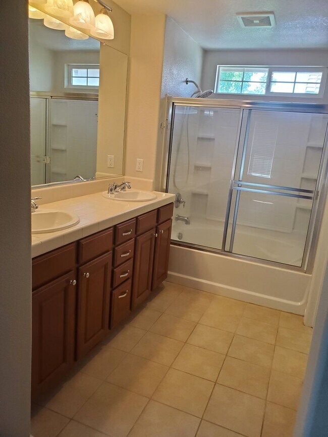 Building Photo - 4 Bedrooms in Gated Community