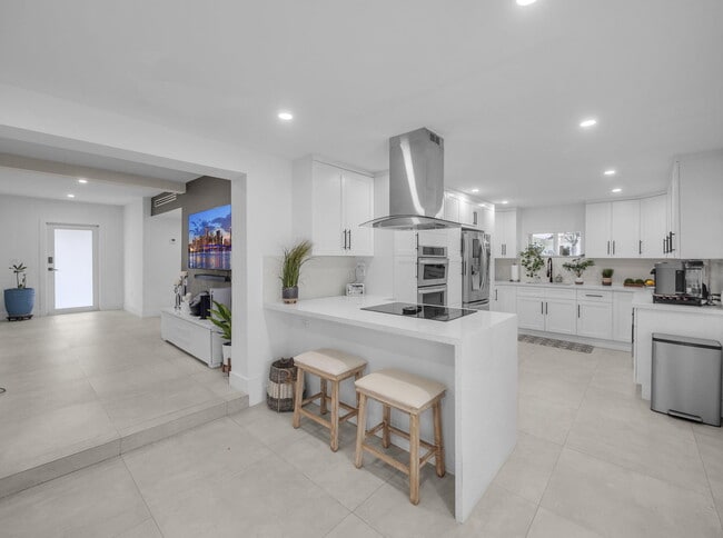 Building Photo - 520 NE 135th St