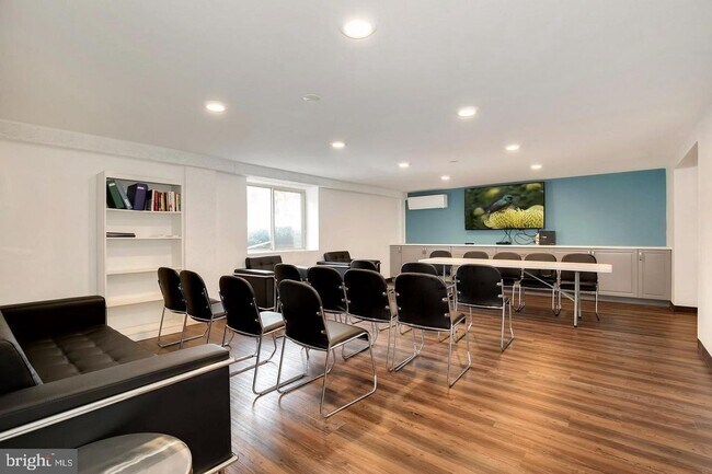 Building Photo - Beautiful 1BR/1BA in Downtown Bethesda. Al...