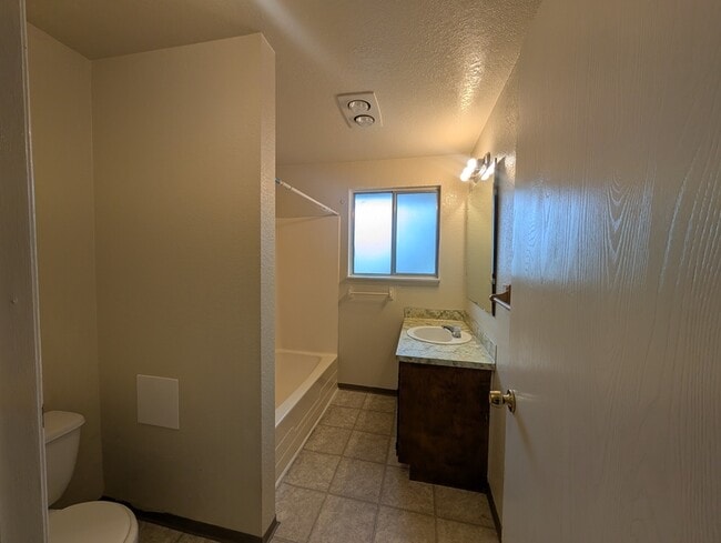 Building Photo - 84 SE Grape Ave