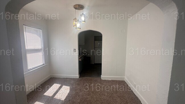 Building Photo - $850 - 2 bed 1 bath - Single Family Home