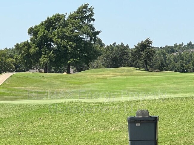 Building Photo - 440 St Claire Dr