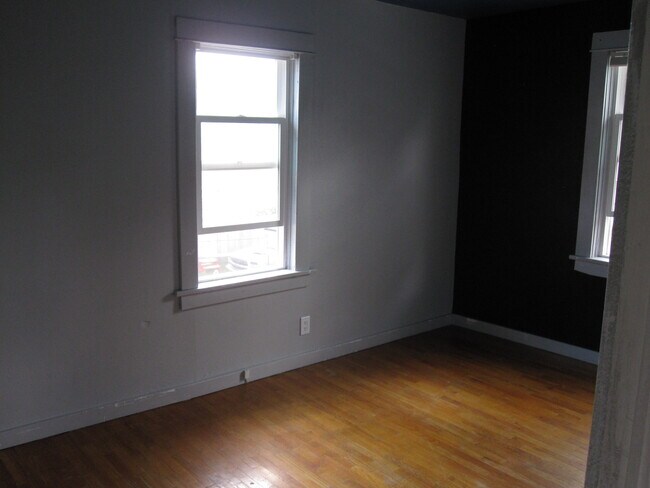 Building Photo - 610 S 8th Ave (C. Lee)