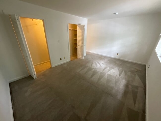 Building Photo - Beautiful 2 Bed 2.5 Bath Townhouse!