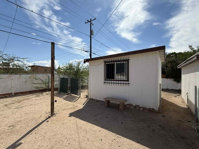 Building Photo - 4832 E 24th St