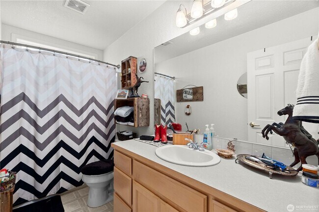 Building Photo - Quiet Updated Townhome in Prime Location!