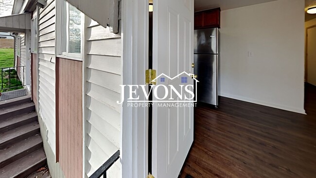 Building Photo - Charming duplex in a walkable location near the University of Puget Sound