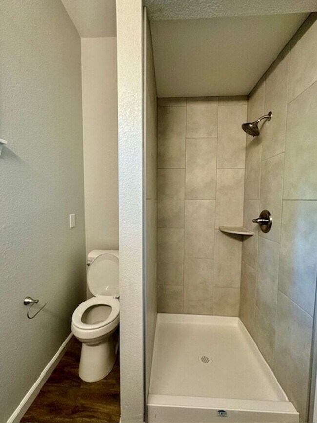 Building Photo - NEWLY RENOVATED 3 BED, 3 BATH ONE STORY HO...