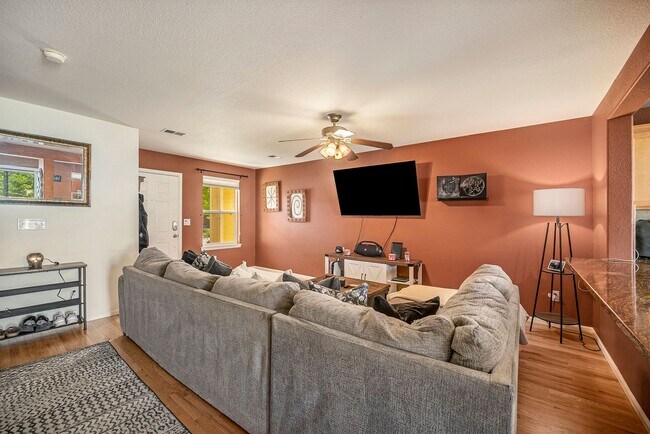 Building Photo - 2-Bedroom Townhome Near Downtown Erie