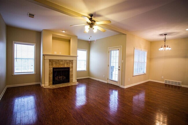 Building Photo - 3BD/2.5BA with Bonus Room in Collierville Farms.  Over 2300 sq ft!.  Pets are welcome!