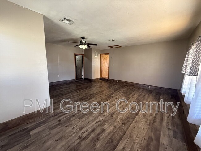 Building Photo - 241 Suburban Ln