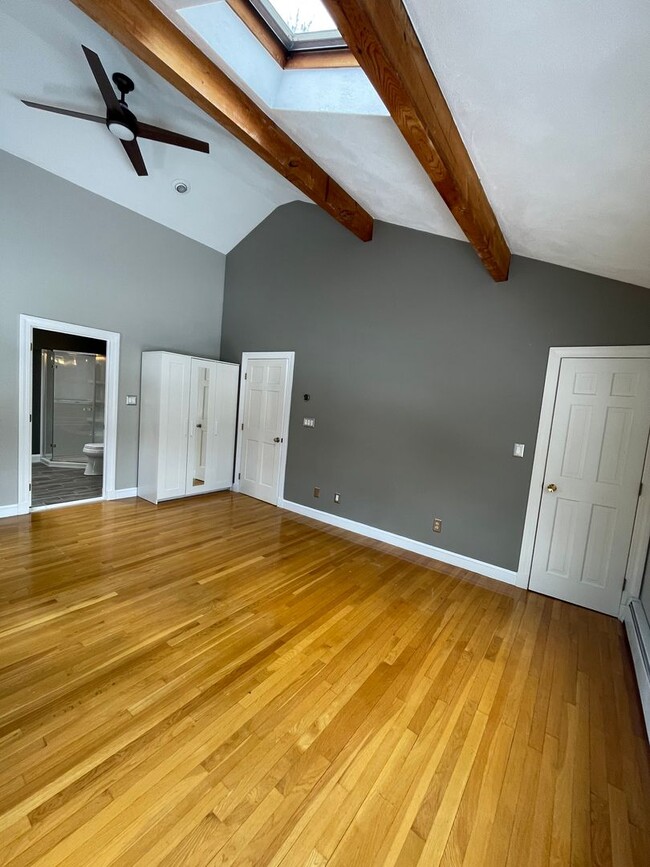 Building Photo - Beautifully renovated 3 bed/3 full bath si...