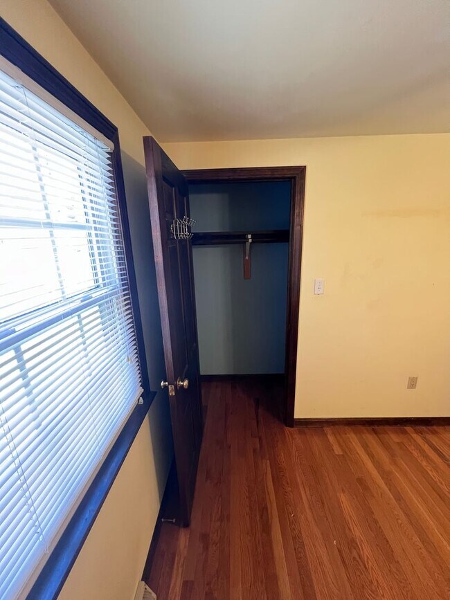 Building Photo - 33 Meadowbrook Dr