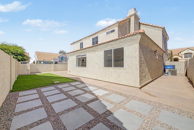 Building Photo - 1006 S Tiago Dr