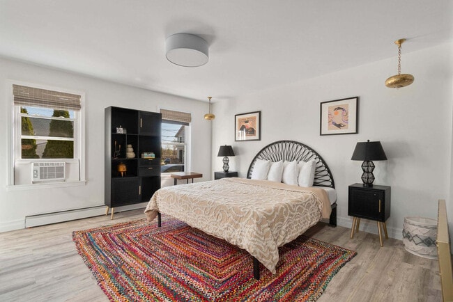 Building Photo - 136 Main St