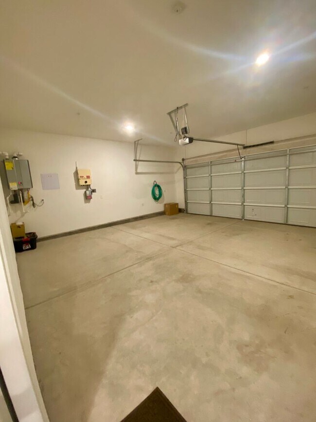 Building Photo - Breathtaking 4/2 Rancho Cordova Model w/TO...