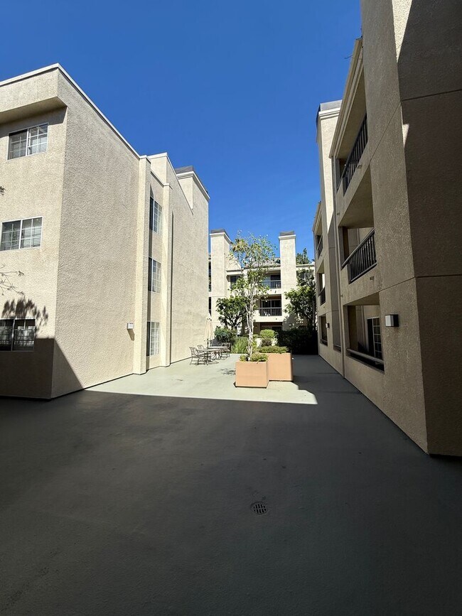Building Photo - Modern 1BD/1BA Condo at The Met Warner Center! Ready for Move-In!