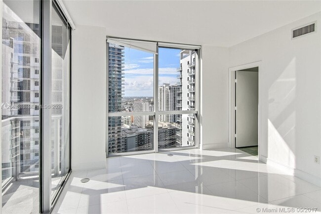 Building Photo - 1060 Brickell Ave