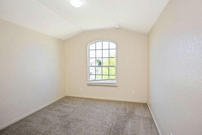 Building Photo - 2231 Hawk Dr