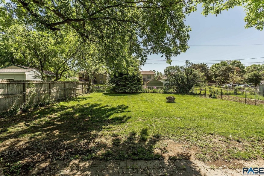 Building Photo - 204 N Fanelle Ave