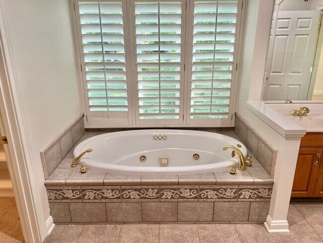 Building Photo - 5 Bed, 3.5 Bath w/ 3 Car Garage Less than 1 Mile from Downtown Franklin