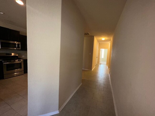 Building Photo - Super Nice Move In Ready 4 Bedroom One Sto...