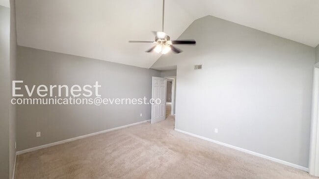 Building Photo - 5 Bed, 3 Bath Home with Fenced Yard & Garage / Pet-Friendly / Available Now!