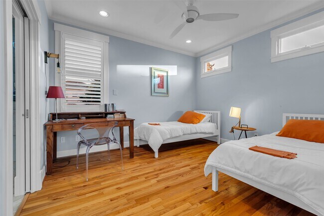 Building Photo - 340 W 17th St