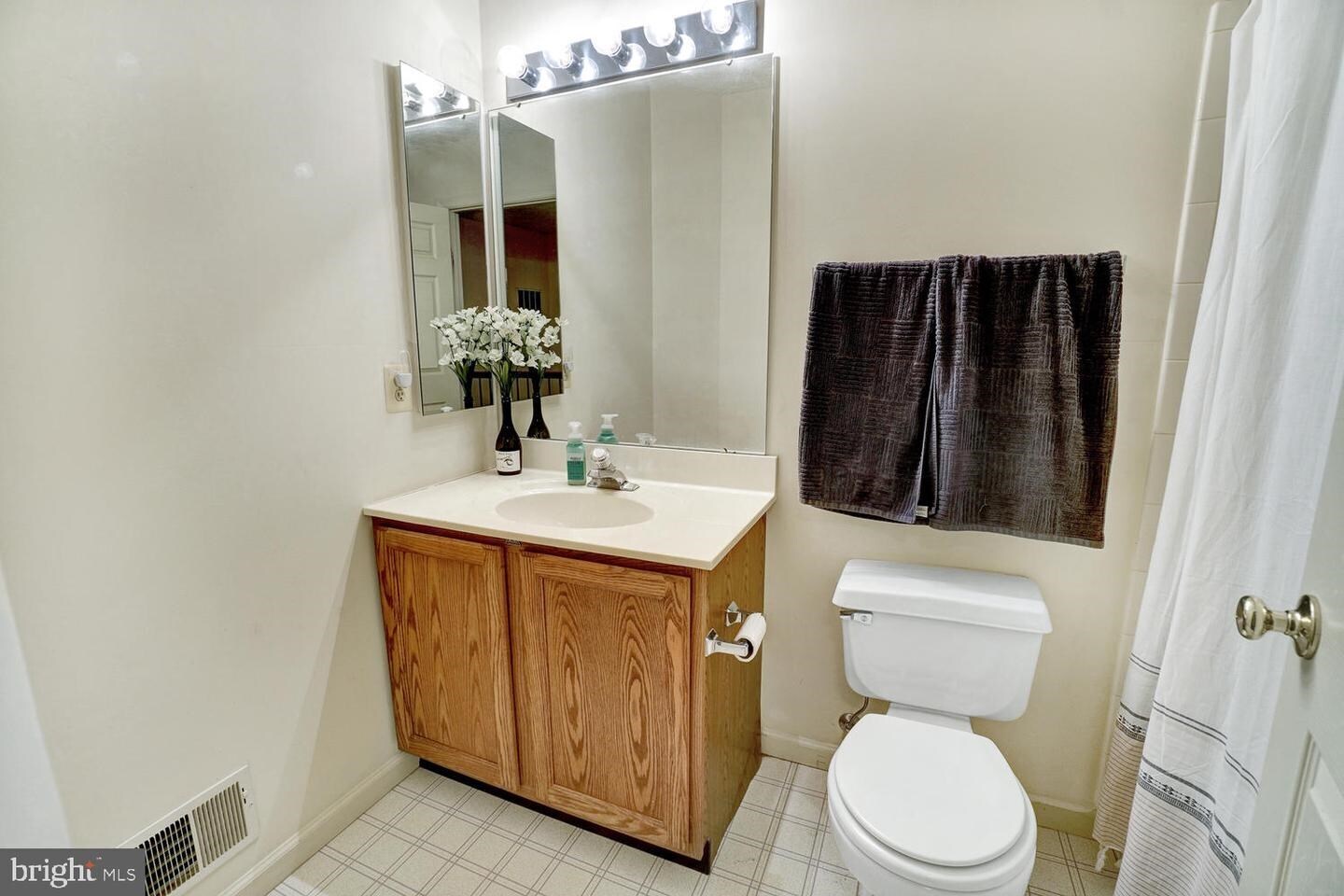 Building Photo - 6212 Adelay Ct W