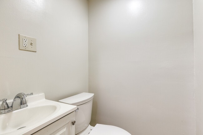 Building Photo - 625 Glynock Plz