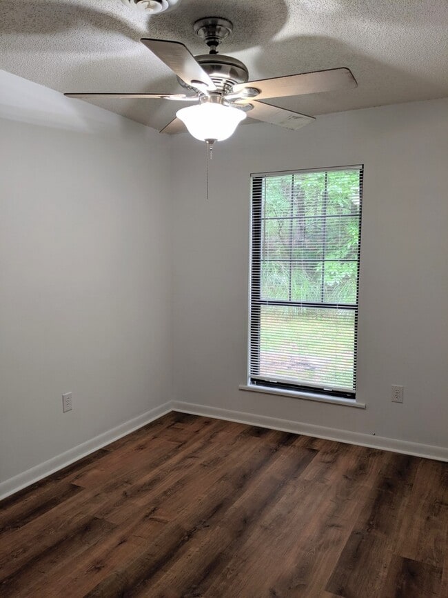Building Photo - Downstairs Apartment in Black Mountain!