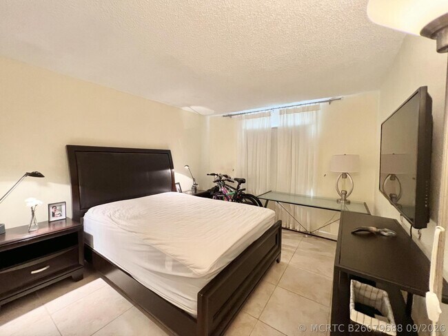 Building Photo - 6421 Bay Club Dr