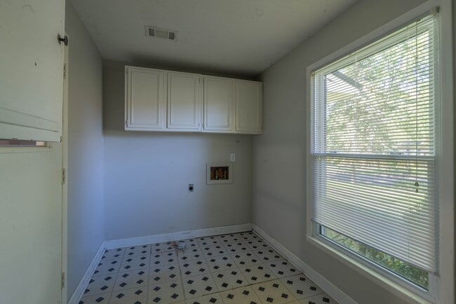 Building Photo - 4 bed and 2 bath house in Johnson City