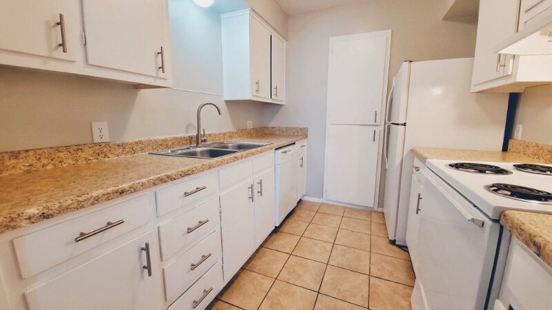 Building Photo - 3862 Englewood Cir