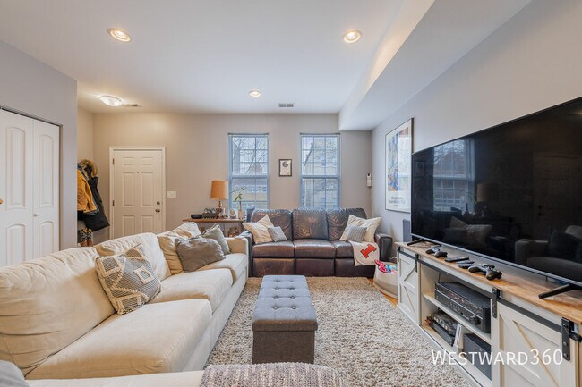 Building Photo - 1438 W Cortez St