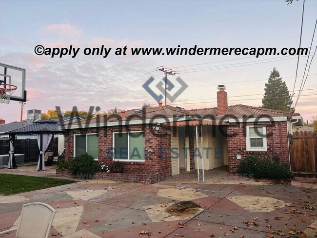 Building Photo - Charming 3 Bedroom Home with Bonus Room & ...