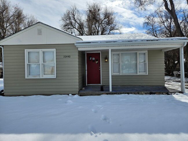 Building Photo - Adorable Light and Bright Refinished 2 Bed...