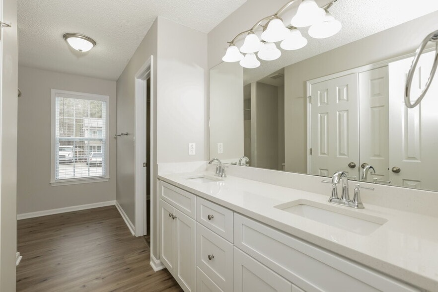 Building Photo - 240 Wood Green Dr