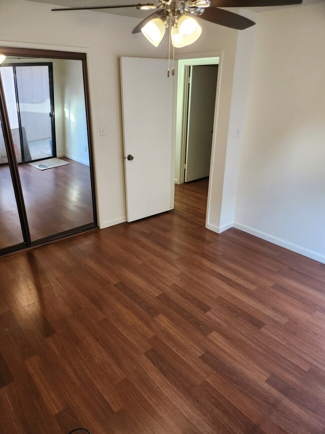 Building Photo - 539 W Parlier Ave