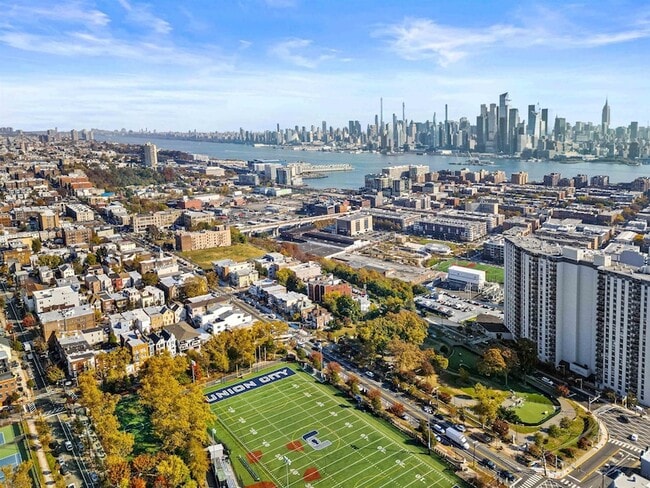 Building Photo - 382 Webster Ave