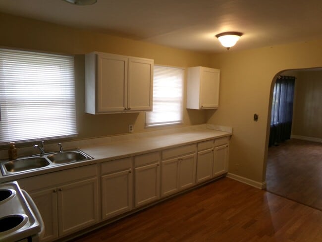 Building Photo - Newly Renovated!