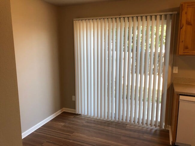 Building Photo - Newer 4 bed 2.5 bath duplex