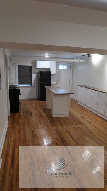 Building Photo - 845 W Agatite Ave