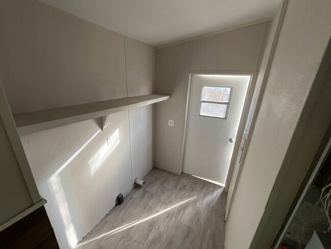 Building Photo - 210 N Walnut St