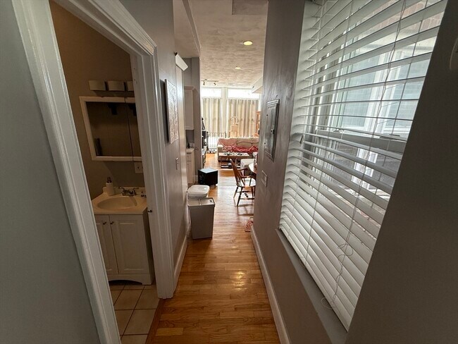 Building Photo - 146 W Fourth St