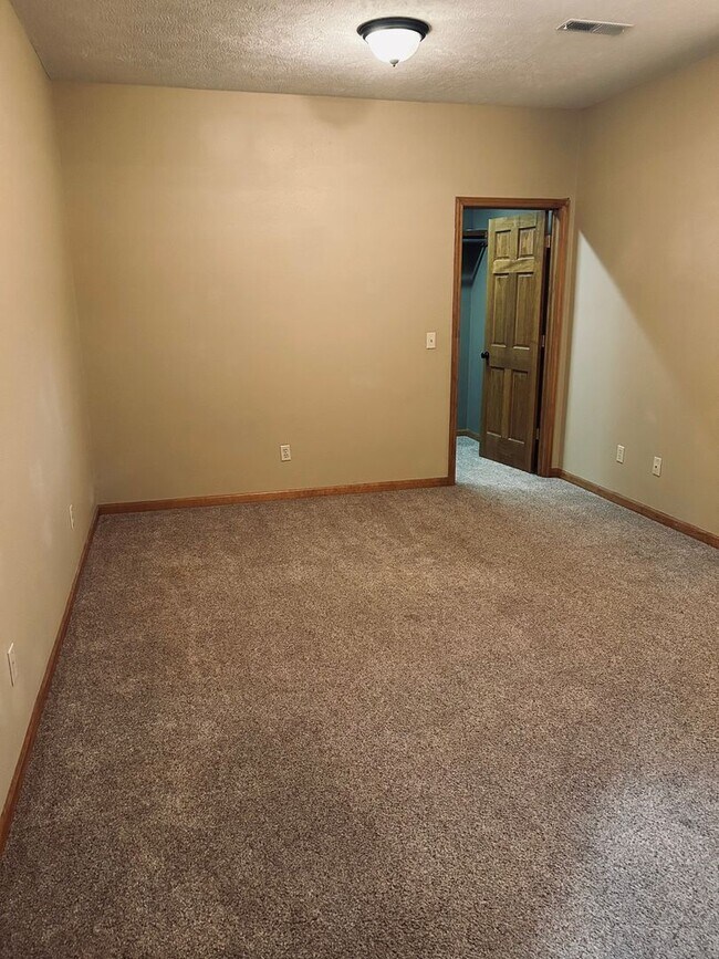 Building Photo - Gorgeous Home Located on Rivercut Golf Cou...