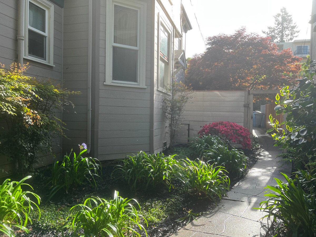 Building Photo - 2530 College Ave