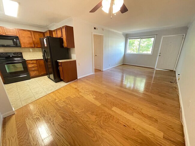 Building Photo - Sweet Spot in Carrboro! Inviting, updated 3br 2ba condo...Walk to Weaver St. & minutes to UNC
